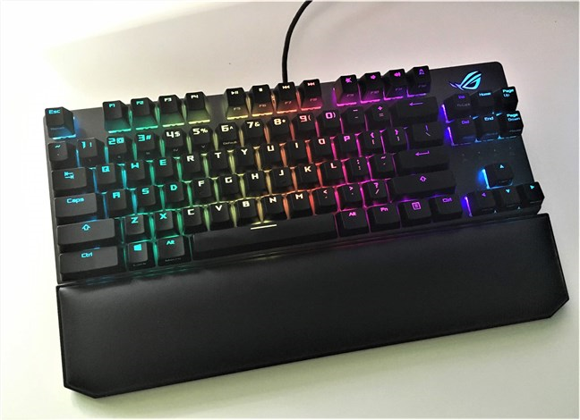 ASUS ROG Strix Scope TKL Deluxe con su muñequera magnética adjunta