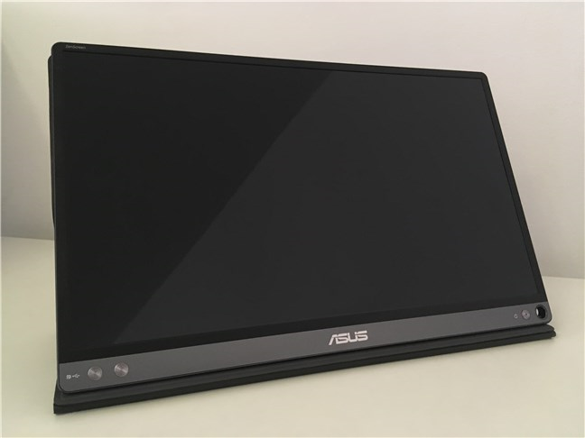 El ASUS ZenScreen MB16AC de pie sobre su cubierta