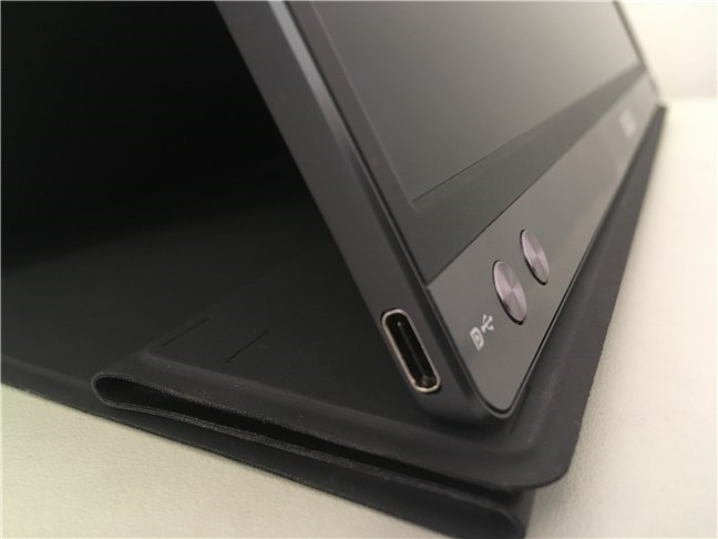 El puerto UCB Tipo C que se encuentra en el ASUS ZenScreen MB16AC