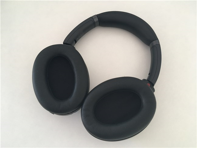 Las orejeras de los auriculares inalámbricos Sony WH-1000XM3