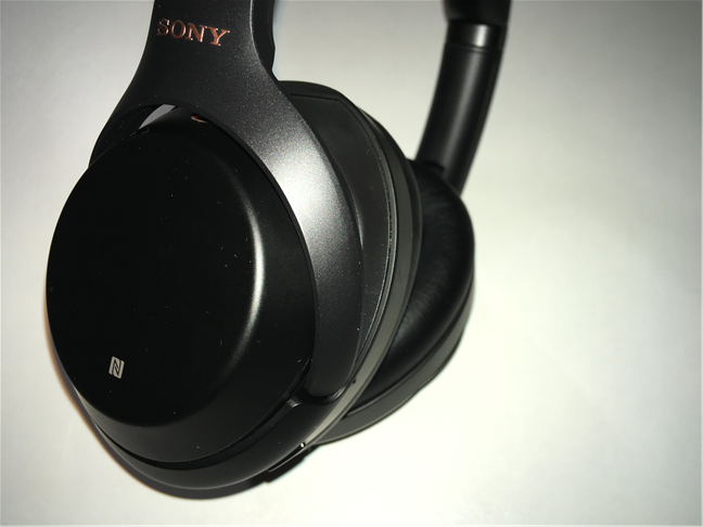 Las orejeras de los auriculares inalámbricos Sony WH-1000XM3