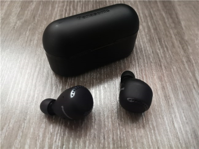 Los auriculares Panasonic RZ-S500W y su estuche de carga