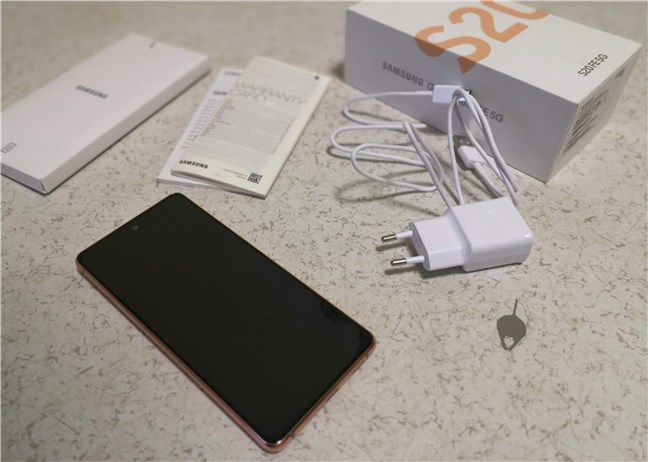 Samsung Galaxy S20 FE 5G: qué hay dentro de la caja