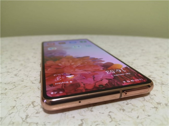 Samsung Galaxy S20 FE 5G perspectiva desde el borde superior