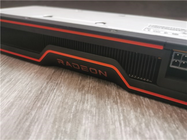 Marca Radeon en el lateral de AMD Radeon RX 6700 XT