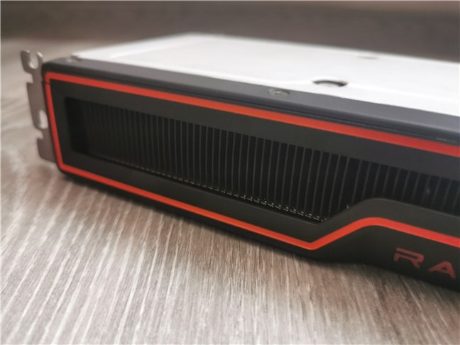 Vista del disipador de calor en AMD Radeon RX 6700 XT