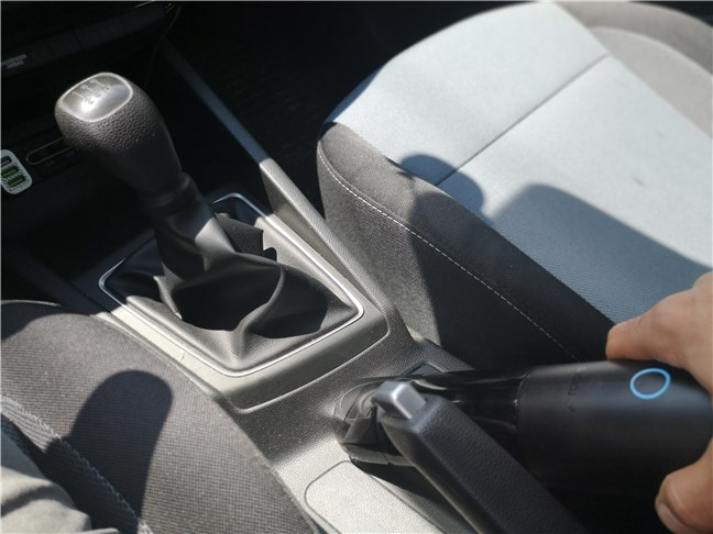 Limpieza del interior de un coche con el ROIDMI Nano XCQP1RM