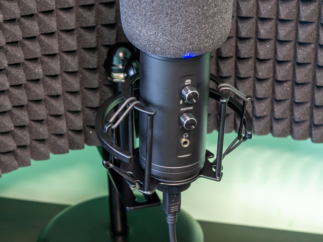 El micrófono tiene un conector para auriculares y controles para ello.