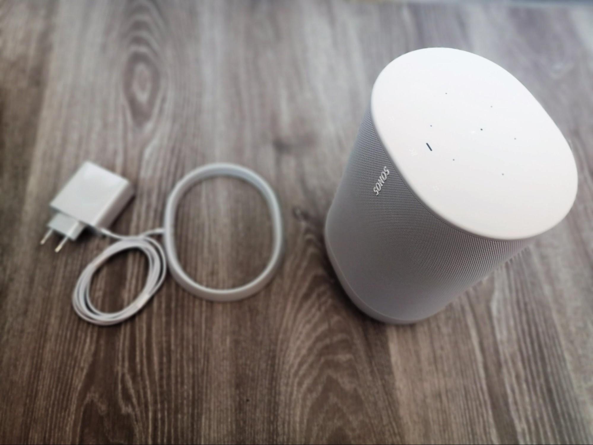 El Sonos Move y su base de carga