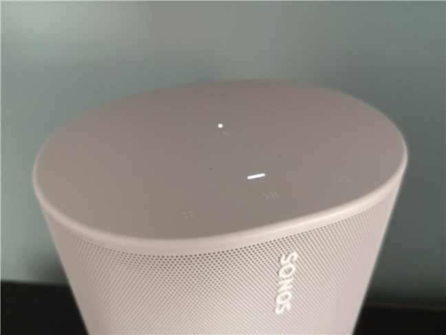 La parte superior del Sonos Move con los controles táctiles, los micrófonos y el indicador LED