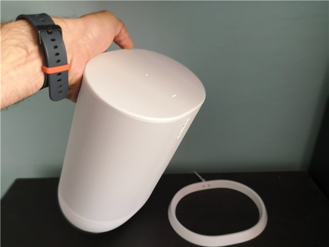Coger el Sonos Move por el asa