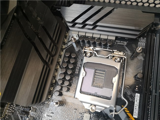 Los grandes VRM y disipadores de calor alrededor del zócalo de la CPU