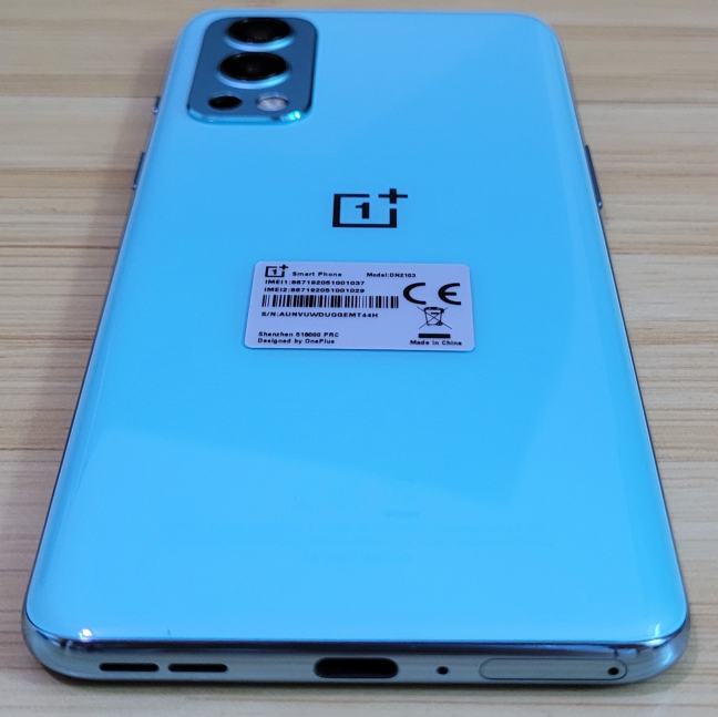 El bisel inferior del teléfono.