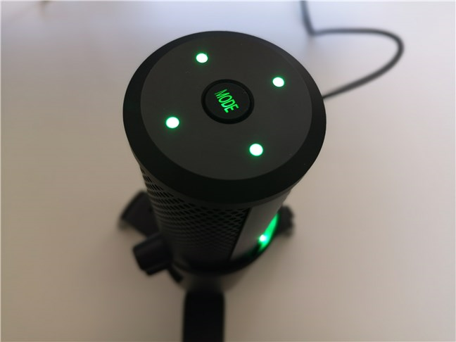 Luces RGB en el micrófono Trust GXT 258 Fyru