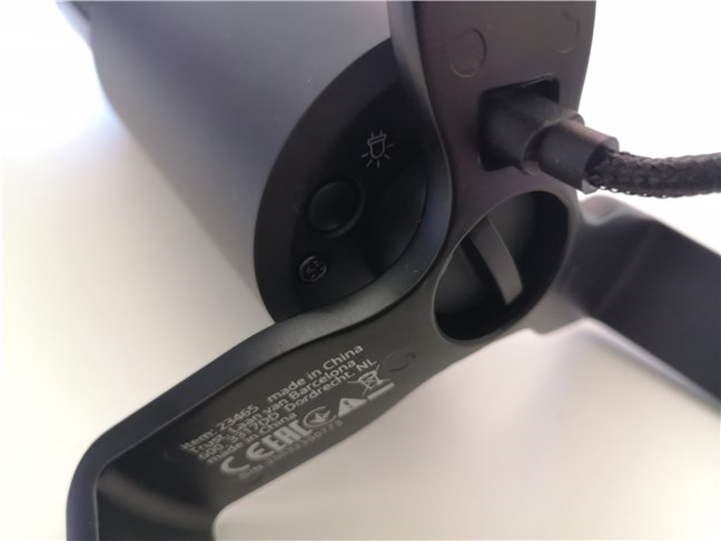 La parte inferior del micrófono Trust GXT 258 Fyru