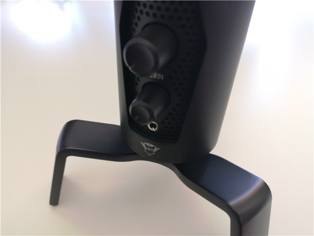 Trust GXT 258 Fyru: perillas de ganancia y volumen, y el conector de audio de 3,5 mm,