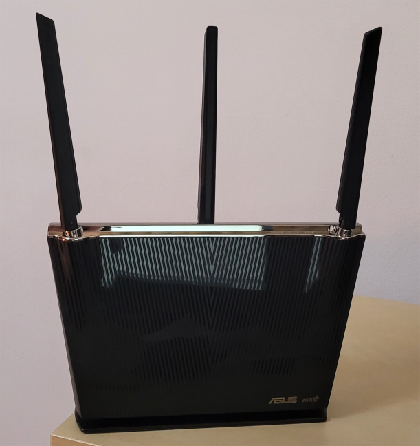 ASUS RT-AX68U tiene tres antenas no desmontables