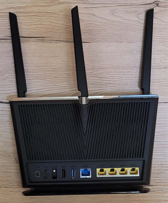 Los puertos en la parte posterior del ASUS RT-AX68U