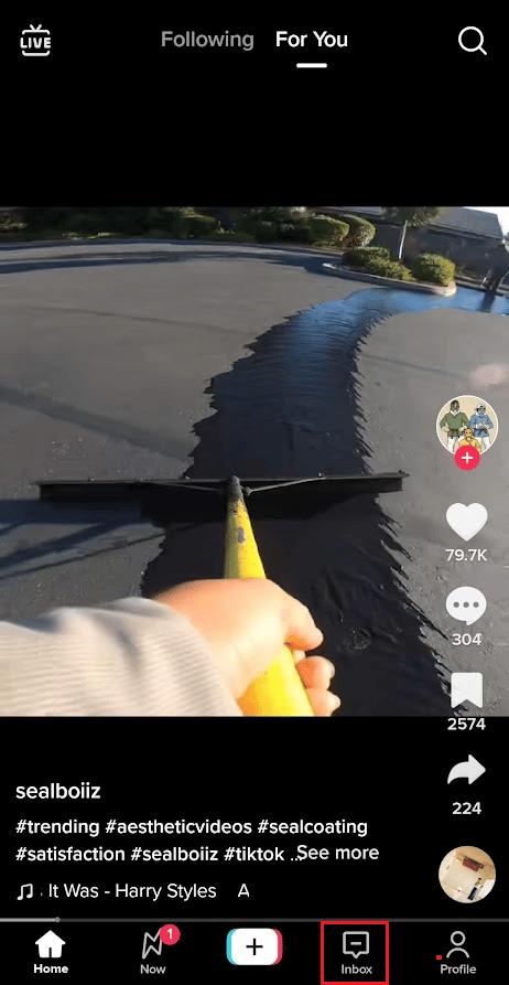 toque la pestaña Bandeja de entrada desde la barra inferior TikTok
