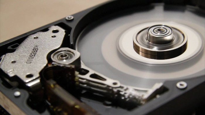 ¿Cuáles son los componentes principales de un sistema informático?