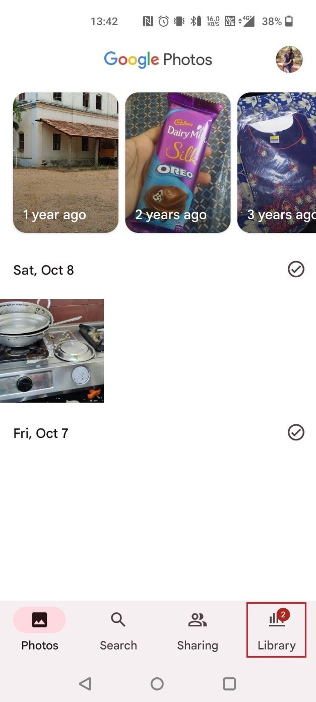 Abre Google Photos y toca Biblioteca