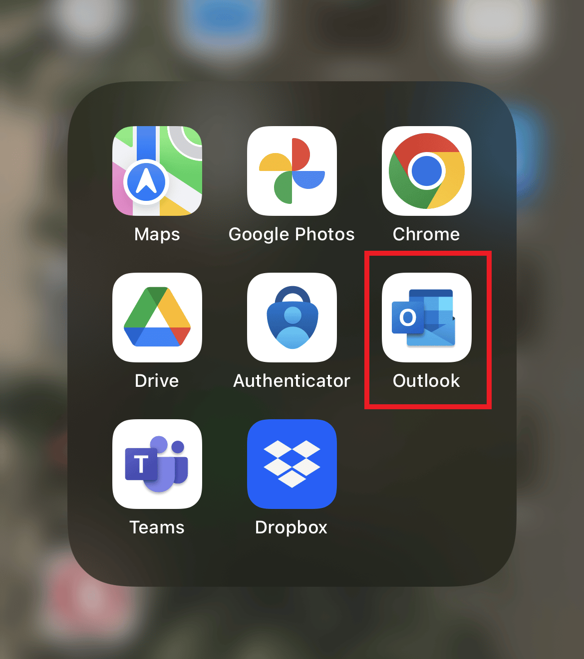 Abre la aplicación de Outlook en tu iPhone. 