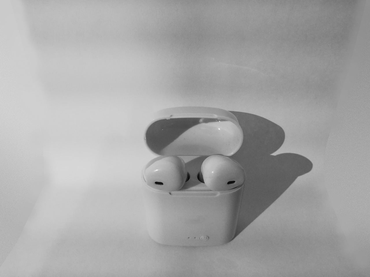 colocó los auriculares de nuevo en el estuche