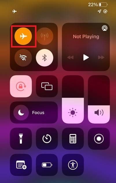 Activa el modo avión.  |  ¿Cómo puedes saber si alguien apagó su ubicación en el iPhone?