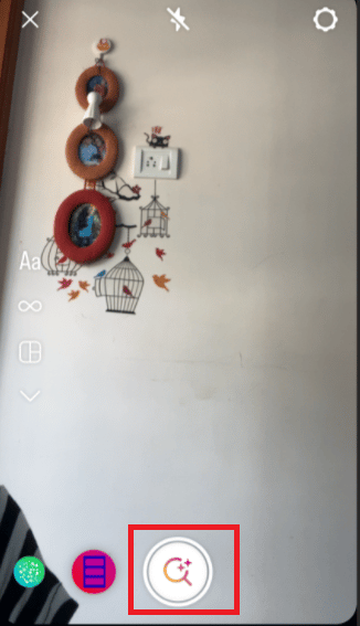A continuación, vaya a su historia y toque el ícono de la lupa que aparece después de deslizar todos los filtros. 
