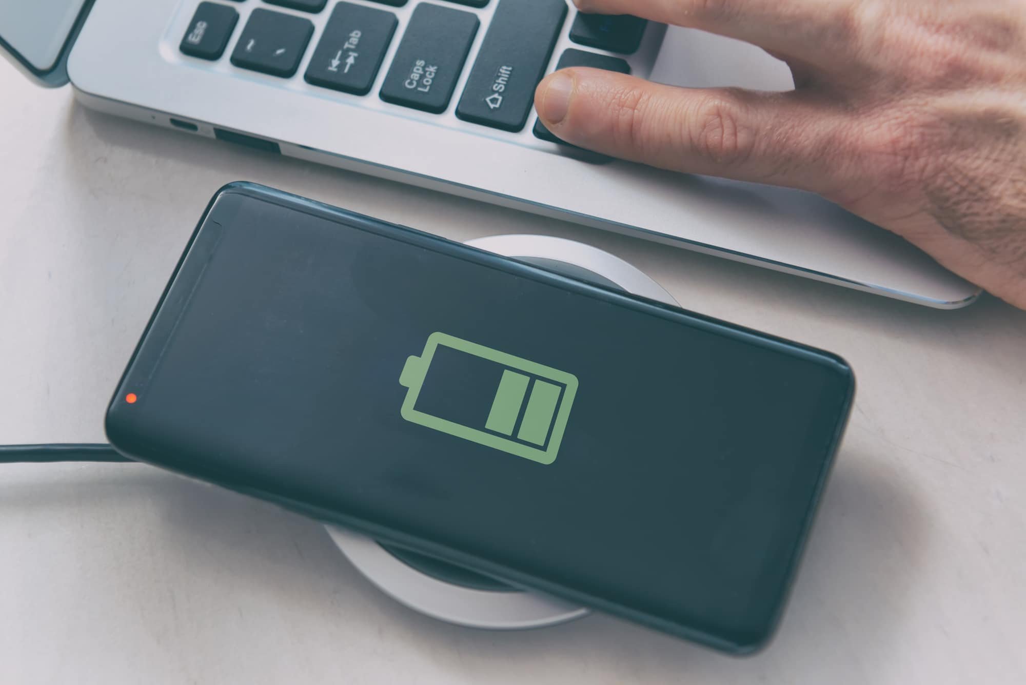 Smartphone cargando en un cargador inalámbrico