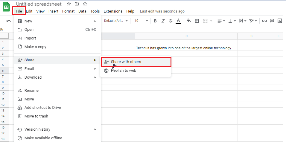 vaya al menú Archivo en Hojas de cálculo de Google y seleccione Compartir y Compartir con otros