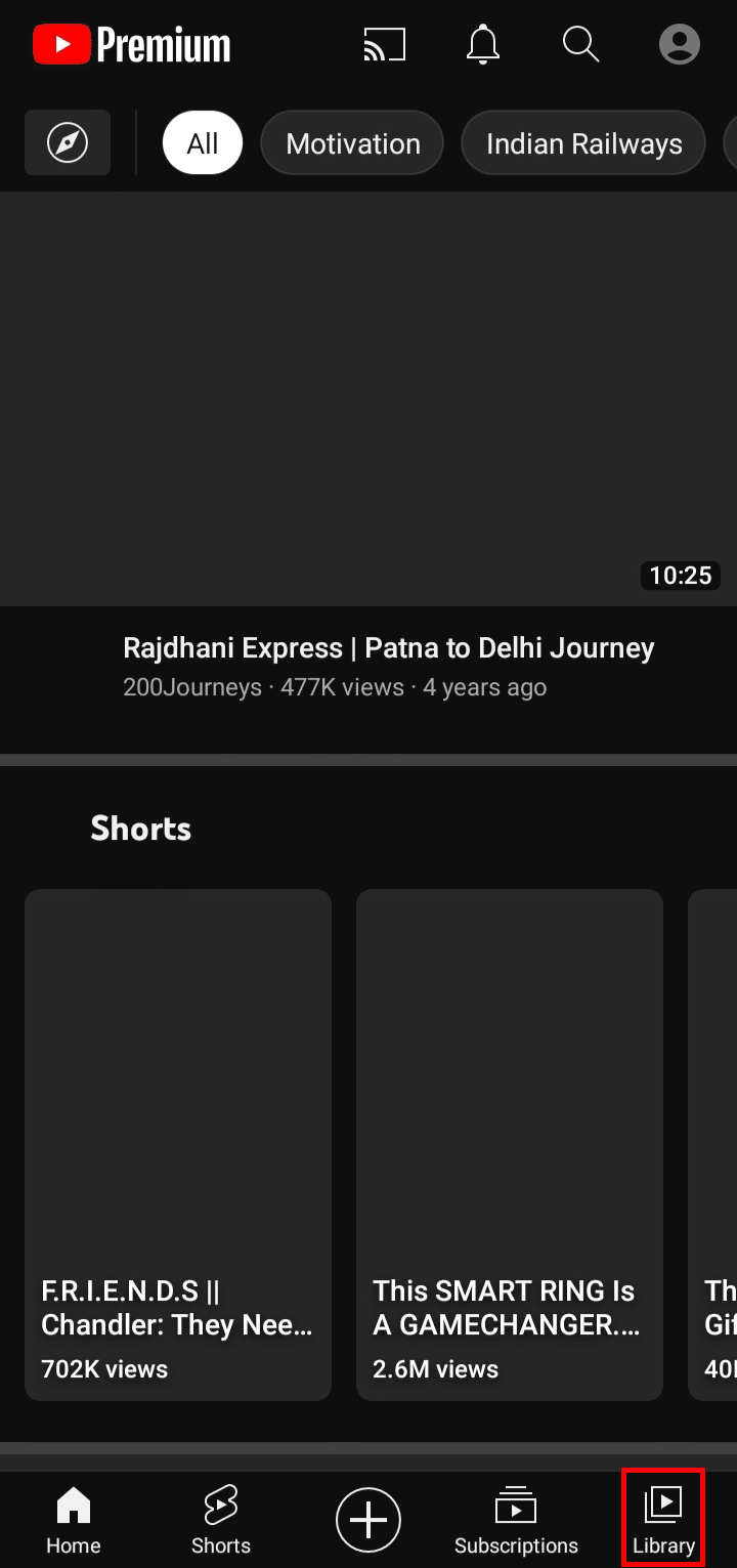 Toque el icono de la Biblioteca en la esquina inferior derecha de la pantalla.  |  Cómo ver videos eliminados de YouTube |  encontrar viejos videos de YouTube