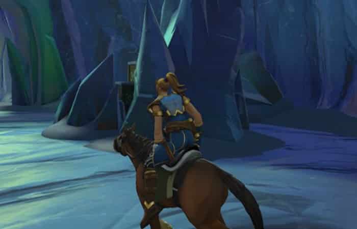 ¿Quieres aprender cómo jugar Realm Royale si eres principiante? Realm Royale se ha convertido rápidamente en uno de los juegos de batalla real más populares. Aunque el juego todavía está en la versión Alpha y se actualiza con frecuencia, ya tiene todos los elementos de un juego completo. A medida que Fortnite sigue dominando el mundo del Battle Royale y los videojuegos en general, Realm Royale ha llegado para ofrecer características diferentes a otros juegos con el fin de diferenciarse y volverse único. Si quieres iniciarte en el juego o lo has jugado antes, pero quieres comprender mejor los diversos elementos exclusivos de Realm Royale, hemos elaborado una guía para principiantes para que lo sepas todo. imagen Los conceptos básicos Battlegrounds, Realm Royale es un Battle Royale desarrollado por Hi-Rez Studio de Paladins, un juego de disparos en primera persona (FPS) con clases similares a Overwatch. La forma básica de Realm Royale le resultará familiar a cualquiera que haya jugado una batalla real antes. El juego contiene un mapa enorme y comienza haciendo que todos los jugadores vuelen permitiéndoles elegir dónde quieren aterrizar. La mayoría de las mecánicas fundamentales de Battle Royale se aplican a este juego. El objetivo es sobrevivir más tiempo, buscar equipo para mejorar a tu personaje mientras el campo de batalla se reduce con la zona de la muerte. En Realm Royale, la niebla se está cerrando. Con sus raíces originales de Paladins, Realm Royale trae un sistema de clases al modo Battle Royale. No es como en PUBG o Fortnite, donde todos los jugadores comienzan igual, desarmados y todas las armas están disponibles para todos los jugadores. En Realm Royale hay diferentes clases con diferentes habilidades. A diferencia de Paladins, donde hay héroes únicos con personalidades distintas, Realm Royale utiliza un sistema de clases clásico al estilo de los juegos de rol. Los jugadores pueden elegir entre cinco clases diferentes al comienzo del juego, cada una con diferentes habilidades. Son guerrero, ingeniero, asesino, mago y cazador. Una característica que recuerda mucho a Paladins son las monturas. De hecho, puedes usar una montura para moverte más rápido en el mapa. Mantenerse con vida Hay diferentes formas de mantener vivo a tu personaje en Realm Royale. Cada jugador comienza con 1200 de salud y no hay forma de aumentar ese número. Pero para hacerte más resistente, puedes recolectar armaduras. La armadura te dará más salud además de tu salud y la capacidad máxima de tu escudo depende del arma que hayas recogido. Cuando tienes el conjunto completo de la mejor armadura, puedes tener un máximo de 1200 puntos de escudo. Tu armadura y tu salud se pueden regenerar con pociones o frascos lanzados por guerreros si juegas como este personaje o tu compañero de equipo lo tiene. Al igual que otros juegos de Battle Royale, hay una mecánica de actualización. En este caso, te convertirás en un pollo y solo podrás correr hasta que expire, sea rematado o salvado por un compañero de equipo. Equipar y forjar Como en la mayoría de los juegos de Battle Royale, Realm Royale se enfoca principalmente en recolectar equipo para equipar a tu personaje para la batalla. Al comienzo de una partida, buscarás lugares con cajas que contengan armas, pociones y habilidades para tu personaje. El equipo viene en diferentes rarezas (en orden): blanco, verde, morado y naranja. Cuanto más raro sea el objeto, más fuerte es y esto se aplica a las habilidades, pero también a las armas y armaduras. El equipo se puede encontrar eliminando enemigos. Cada objeto que tenía el enemigo sobre él quedará en el suelo tras su eliminación pero solo podrás coger los objetos que correspondan a tu clase. Fragua El mejor equipo, incluso si tienes que forjar. Hay forjas por todo el mapa donde los jugadores pueden hacer pociones de salud o de armadura. Pero también armaduras legendarias, habilidades legendarias y un arma legendaria. El uso de una fragua le pedirá fragmentos que se pueden obtener desencantando elementos que no necesita. Pero también lleva tiempo, 30 o 60 segundos dependiendo de lo que quieras crear. Durante este tiempo, deberá permanecer cerca de la fragua y otros jugadores podrán ver que la fragua está funcionando, por lo que esto les alertará de que hay alguien cerca. Las armas legendarias requieren la mayor cantidad de recursos para forjar, 120 fragmentos y una pepita de pollo que se puede obtener eliminando a otro jugador. También pueden estar encantados con un elemento como el fuego, un rayo o el hielo. El fuego inflige daño adicional con el tiempo y reduce la regeneración de salud, los rayos revelan a los enemigos que están a cubierto y el hielo los ralentiza. Opciones de forja: • Pociones de vida (3) - Costo: 30 fragmentos. Tiempo: 30 segundos • Pociones de armadura (3) - Costo: 30 fragmentos. Tiempo: 30 segundos • Pieza de armadura legendaria (aleatoria) - Costo: 60 fragmentos. Tiempo: 60 segundos • Habilidad legendaria - Costo: 90 fragmentos. Tiempo: 60 segundos • Arma legendaria: cuesta 120 fragmentos, 1 pepita de pollo. Tiempo: 60 segundos Clases Entonces, hay 5 clases diferentes disponibles en Realm Royale: Guerrero, Ingeniero, Asesino, Mago y Cazador. Si bien todas las armas y pociones clásicas están disponibles para todas las clases, las diferentes habilidades de cada una crean diferentes estilos de juego. Cada clase tiene un total de 6 habilidades. Estas habilidades se pueden aumentar durante el juego, aumentando su poder y disminuyendo su tiempo de reutilización. 2 de ellos están desbloqueados por defecto y son de la misma naturaleza para cada clase: una habilidad pasiva y una habilidad de movimiento. Las otras 4 habilidades son más poderosas y diversas, pero no se desbloquean de inmediato. En cambio, estas habilidades se encuentran como armas, armaduras y pociones. Solo se pueden equipar 2 capacidades al mismo tiempo. Cada clase también tiene un arma legendaria, un arma muy poderosa única para cada clase, que solo se puede equipar a través de una Forja o eliminando a un enemigo de la misma clase que ya tenía el arma legendaria. Las armas legendarias son las más mortíferas del juego, pero tienen ciertos inconvenientes en determinadas situaciones. Esto significa que siempre es bueno tener un arma secundaria además del arma legendaria. Las armas legendarias son las que hacen que los estilos de juego difieran entre las clases. Guerrero Las habilidades del guerrero para curar y reparar escudos lo convierten en una buena selección para aquellos que juegan en grupos, ya que puede ser útil para los aliados. También es genial para los nuevos en el juego. En el lado negativo, es un poco más débil que otras clases que se centran en el daño. Capacidades predeterminadas: • Pasiva: gana 5 de salud por segundo. • Movimiento: salto heroico: salta una gran distancia y altura. Esta habilidad inflige daño al impactar si aterrizas sobre un enemigo. Capacidades avanzadas: • Vial of Healing: lanza un vial que cura a los aliados. El vial también puede curarte si lo arrojas a tus pies. • Poción de protección: lanza un frasco que repara escudos. Funciona igual que el Vial of Healing. • Disparo de red: lanza una red que reduce temporalmente la velocidad de movimiento de los enemigos. • Carga: corre una pequeña distancia e inflige daño a los enemigos que se encuentran en tu camino. • Arma legendaria: Hacha de batalla El hacha de batalla es un arma de proyectiles de uso ilimitado que inflige más daño cuando se lanza desde la distancia. Con una velocidad bastante baja, resulta difícil usarlo bien desde la distancia, pero el daño es enorme. Ingeniero Mientras que las otras clases son dinámicas, el ingeniero es bueno organizando una base defensiva o ayudando a despejar otra base enemiga. Al final, el posicionamiento es realmente importante como ingeniero, especialmente cuando la niebla se está reduciendo. Si estás en una posición en la que los enemigos se verán obligados a encontrarte, tendrás la ventaja. Pero si te atrapan afuera, las otras clases estarán mejor equipadas para el duelo que tú. Capacidades predeterminadas: • Pasiva: gana 5 puntos de poción por segundo. • Movimiento: Empujar - Un gran salto vertical. Capacidades avanzadas: • Barricada: despliega una barricada que bloquea el fuego enemigo durante un breve período de tiempo. • Despliegue de torretas: despliega dos torretas que apuntarán automáticamente a los enemigos cercanos. • Bomba de fuego: lanza una bomba de napalm que deja un área de fuego por un corto tiempo. • Tótem curativo: despliega un tótem que te cura a ti y a tus aliados. • Arma legendaria: Lanzador de plasma El lanzador de plasma es básicamente un lanzagranadas, que dispara proyectiles que explotan al impactar. Mientras que otras armas legendarias requieren más precisión, el lanzador de plasma inflige daño en un área de efecto, que es su fuerza pero también su debilidad. Puedes usarlo en lugares cerrados o detrás de cubiertas y puede ser muy poderoso contra grupos de enemigos, pero tal vez no tanto como otras armas legendarias. Asesino Como era de esperar, el Asesino se basa en una mezcla de sigilo y velocidad en combate para sorprender a sus enemigos. En combate cuerpo a cuerpo, el Asesino usa mejor sus habilidades para desorientar y evitar que los enemigos se toquen entre sí. Pero se usan más desde la distancia para eliminar enemigos una vez que desbloquean su arma legendaria. Capacidades predeterminadas: • Pasiva: gana un 10% de velocidad de avance. • Movimiento: Parpadeo: se teletransporta una distancia corta. Capacidades avanzadas: • Bomba de choque: lanza una bomba que derriba a los enemigos o te empuja hacia adelante. • Ghost Walk: te vuelves inalcanzable y aumentas tu velocidad de movimiento, lo que elimina todas las desventajas. • Dron sensorial: despliega un dron que revela a los enemigos cercanos. • Pantalla de humo: crea una pantalla de humo que bloquea la visión de los enemigos y te vuelve sigiloso. • Arma legendaria: rifle de francotirador El rifle de francotirador es el arma más poderosa del juego, con un tiro en la cabeza seguramente lograrás la eliminación a menos que el enemigo tenga una armadura legendaria al máximo. Pero esto no es práctico durante el combate cuerpo a cuerpo porque tendrás que recargar en particular después de cada disparo. Mago Si bien la mayoría de las clases dependen en gran medida de su arma legendaria, el verdadero poder del mago proviene de sus habilidades, que ofrecen combinaciones que pueden ser letales con habilidad y precisión. Capacidades predeterminadas: • Pasiva: Obtienes un 30% de efectividad en las pociones. • Movimiento: Volar: permite que el mago vuele durante un breve período de tiempo. Capacidades avanzadas: • Vial explosivo: lanza un vial que explota al impactar, infligiendo daño y ralentizando a los enemigos. • Bola de fuego: lanza una bola de fuego que inflige daño a los enemigos. • Bloque de hielo: queda atrapado en el hielo por un corto tiempo, te cura, eres invencible pero no puedes moverte. • Muro: saca un muro del suelo. Puede usarse como cobertura y para lanzar al mago al aire si lo golpea. • Arma legendaria: Tirachinas La honda es un arma explosiva que puede causar un gran daño si golpeas los tres proyectiles. Mientras que otras armas legendarias causan mucho daño con un solo proyectil, el tirachinas arroja 3, por lo que si fallas uno o dos, aún causarás daño. Y el mago también tiene otras habilidades que causan daño. Cazador Si eres un especialista en FPS y buscas una clase, el Hunter podría ser para ti. Si tienes una precisión excelente, especialmente con proyectiles, el Cazador es una clase que puede ser extremadamente letal. Aquellos que prefieren jugar inteligentemente en lugar de depender de la mecánica se sentirán mucho más cómodos con otras clases. Capacidades predeterminadas: • Pasiva: gana un 10% de velocidad con la recarga y el cambio de arma. • Movimiento: Ruede en la dirección que elija. Capacidades avanzadas: • Disparo explosivo: lanza un proyectil explosivo. • Antorcha: dispara una antorcha que revela a los enemigos cercanos. • Mina de proximidad: establece una mina que explota cuando hay un enemigo cerca. • Retirada: retrocede y entra en modo sigiloso. Puede usarse a la defensiva como escape pero también para cazar usando la dirección opuesta a la que desee. • Arma legendaria: arco Como era de esperar, el Hunter's Bow es un arma de proyectiles. El arco puede disparar inmediatamente, pero hay un pequeño tiempo de carga para que las flechas inflijan el máximo daño. El arco, en su máximo daño, hace mucho daño y dispara un proyectil rápido. Es devastador en manos de un maestro. Conclusión Como puedes ver, esta son algunas técnicas de los personajes de Realm Royale. Existe mucho más que aprender sobre este juego, pero con estos conceptos básicos podrás comenzar con tus partidas. Esperamos haberte ayudado con esta información.
