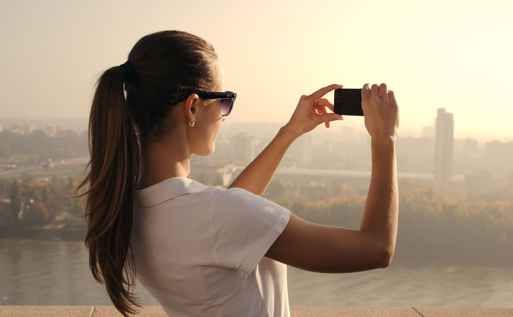 chica haciendo fotografia