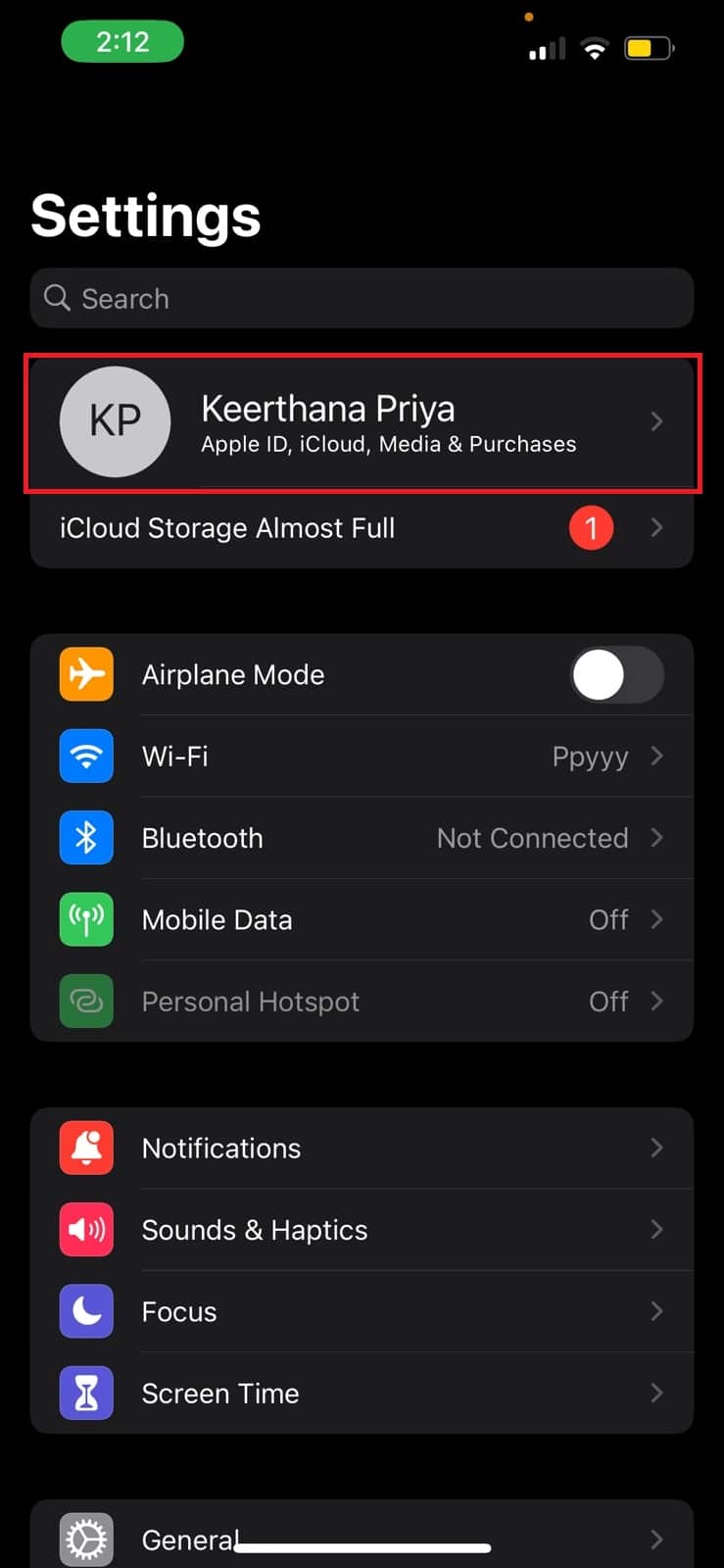 Abra la aplicación de configuración en su iPhone y haga clic en la ID de Apple. 
