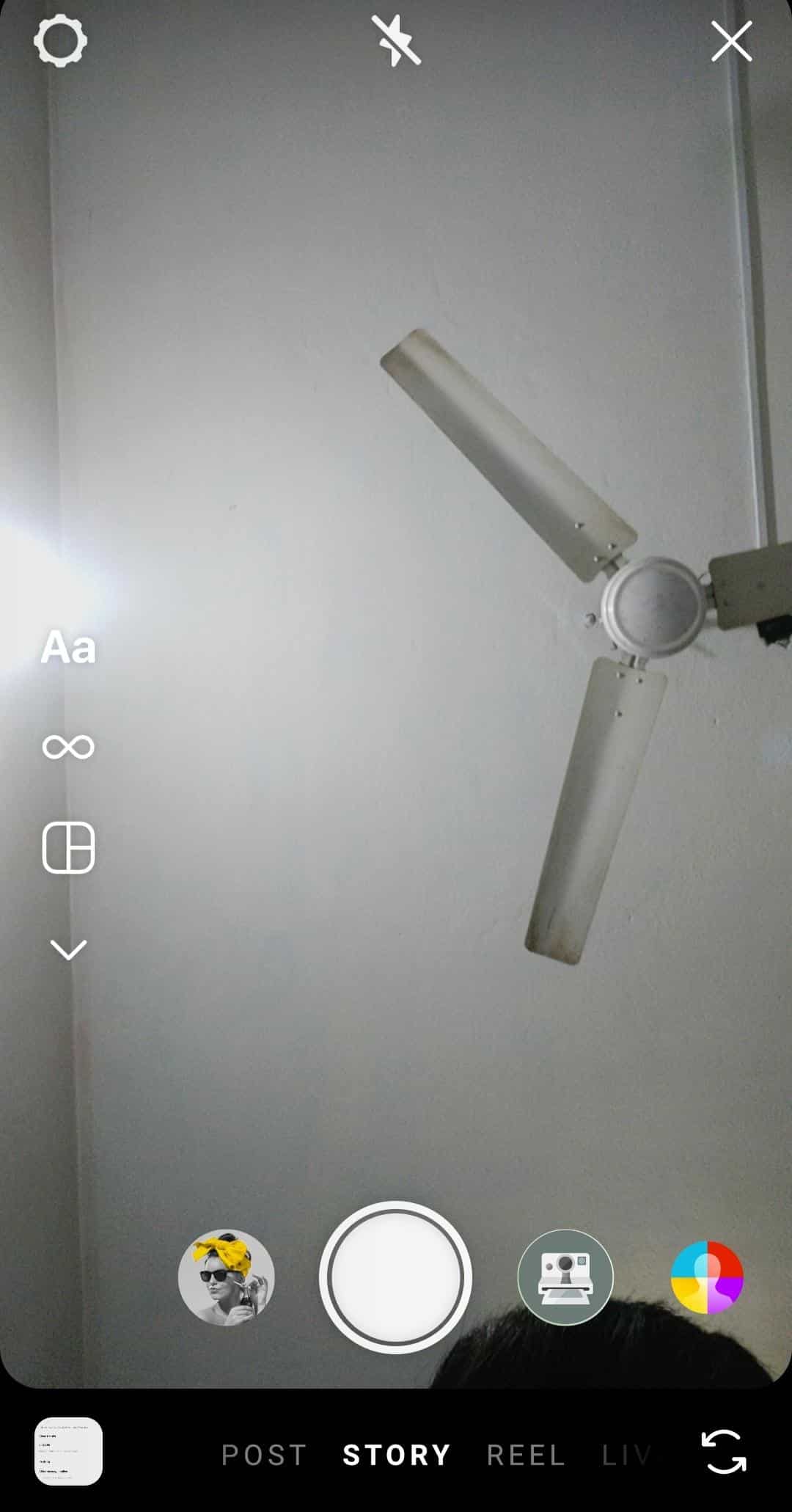 Arrastra tu pantalla hacia la izquierda para abrir tu historia.  |  Cómo detener las respuestas en tus historias de Instagram