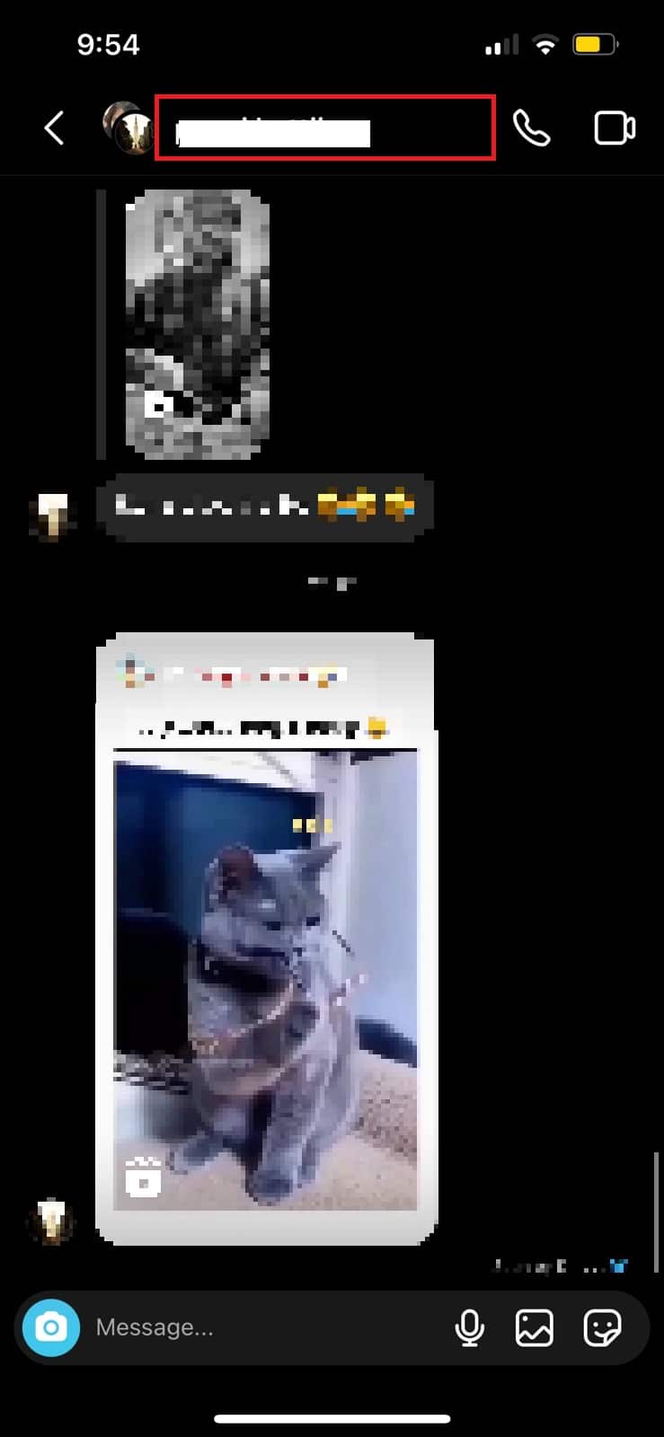 Toca el nombre del grupo en la parte superior del chat grupal.  |  Cómo agregar a alguien en un chat grupal en Instagram