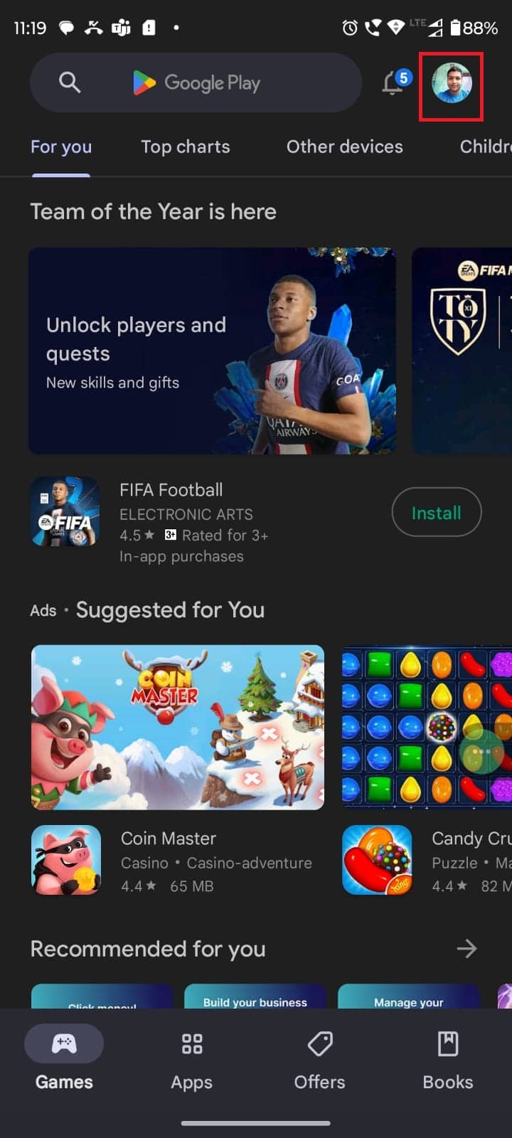 Abre Google Play Store y haz clic en tu foto de perfil.  7 formas de arreglar las pegatinas de WhatsApp que no se muestran