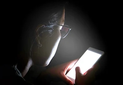 luz del teléfono en tu cara